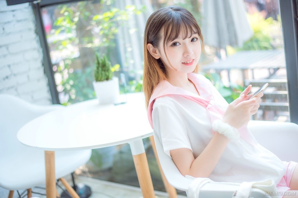 不爱的爱情，永远不会变坏。所以，我们调情，我们暧昧，却永远不要相爱。