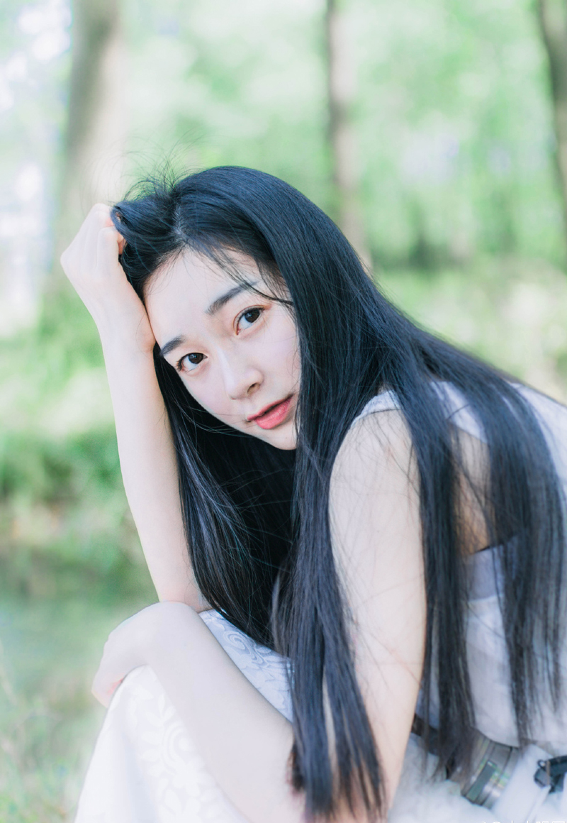 “二哥。”就在此时，门外进来一名风尘仆仆的汉子，一身百姓打扮，若非双目间目光有些慑人，乍一看去，与普通百姓无异，见到诸葛亮，躬身一拜。
